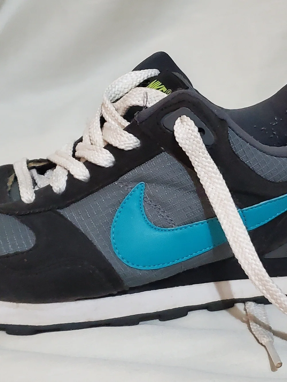 Nike Men’s Gray & Teal Running Sneakers